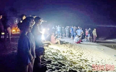 Nỗ lực tìm kiếm nạn nhân mất tích do đuối nước tại vùng biển xã Phú Hải, huyện Phú Vang, tỉnh Thừa Thiên Huế. (Ảnh: CTV)