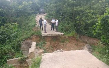 Lũ ống ngày 22/4 vừa qua, một đoạn đường ở xóm Chiểm, xã Quân Chu bị “đứt”, đến nay chưa khắc phục được.