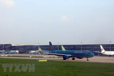 Máy bay của Vietnam Airline đỗ tại sân bay Nội Bài. 