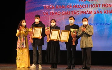 Đại diện các Nhà hát nhận Giải A vở diễn sân khấu. (Ảnh: Đào Anh)