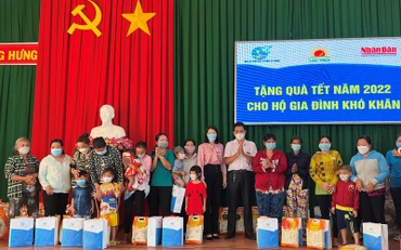 Đại diện Cơ quan Thường trực Báo Nhân Dân tại TP Cần Thơ tặng quà Tết tại thị xã Tân Châu.