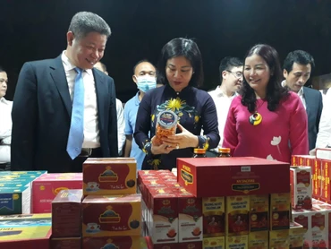 Các đại biểu ấn nút khai mạc Chương trình Khuyến mại tập trung TP Hà Nội năm 2022.