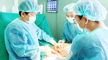 Các bác sĩ Bệnh viện Thẩm mỹ JW mổ xử lý một trường hợp bị biến chứng do phẫu thuật thẩm mỹ.