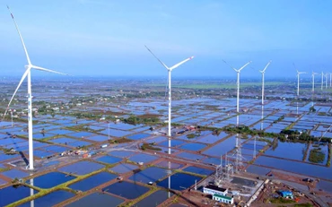 Toàn cảnh 9 turbine của Nhà máy điện gió Kosy Bạc Liêu giai đoạn 1.