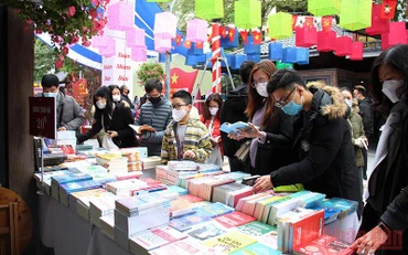 Bạn đọc tại lễ ra mắt tủ sách.