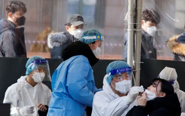 Lấy mẫu xét nghiệm Covid-19 tại 1 nhà ga ở Seoul, Hàn Quốc, ngày 10/2/2022. (Ảnh: REUTERS)