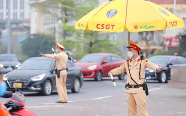 Thanh niên Cảnh sát giao thông Thủ đô thực hiện nhiệm vụ tại vòng xuyến cầu Chương Dương.