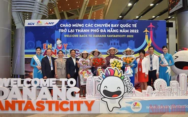 Đón và tặng quà các du khách Hàn Quốc.