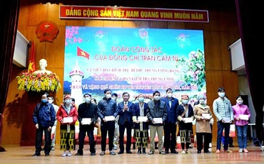 Đồng chí Nguyễn Cẩm Tú thăm hỏi và tặng quà Tết cho các hộ nghèo, đồng bào dân tộc có hoàn cảnh khó khăn, tại huyện biên giới Bát Xát (Lào Cai).