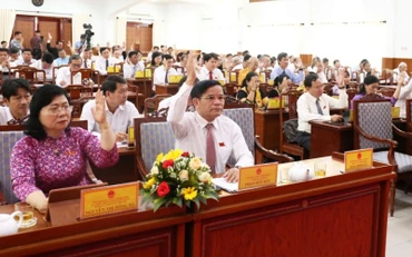 Các đại biểu biểu quyết thông qua 30 nghị quyết quan trọng tại kỳ họp.