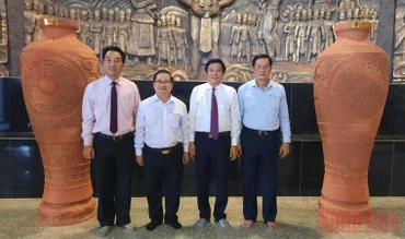 Lãnh đạo tỉnh Vĩnh Long dâng hương và vật phẩm cho Đền thờ Vua Hùng tại TP Cần Thơ vào chiều 18/2.