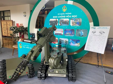 Robot trinh sát phóng xạ và hóa học RBH-18 thuộc Binh chủng Hóa học, đã tham gia diễn tập huấn luyện, ứng phó sự cố phóng xạ hóa học về môi trường.