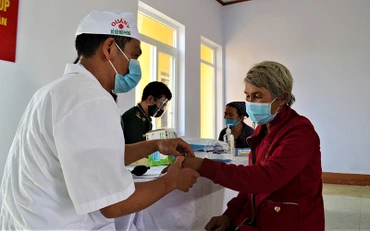 Ngay sau lễ khai trương Phòng khám Quân-dân y xã Ia Lốp, cán bộ Quân y Bộ đội Biên phòng tỉnh Đắk Lắk tổ chức khám và cấp thuốc miễn phí cho người dân địa phương. (Ảnh: Ngọc Lân)