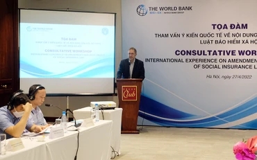Ông Robert J.Palacios, Chuyên gia trưởng lĩnh vực an sinh xã hội khu vực Đông Á-Thái Bình Dương tham vấn ý kiến tại cuộc tọa đàm. (Ảnh TRUNG TÂM)