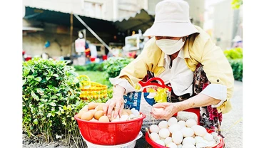 Với nhiều người bán hàng rong tại TP Hồ Chí Minh, đường về quê đón Tết năm nay như bị kéo dài. Họ buồn nhưng vẫn cố bám trụ, đợi ngày mọi thứ tốt đẹp hơn.