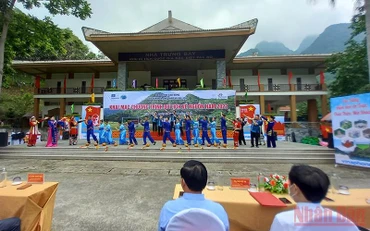 Tiết mục văn nghệ tại lễ khai mạc chương trình du lịch về nguồn tại Pác Bó.