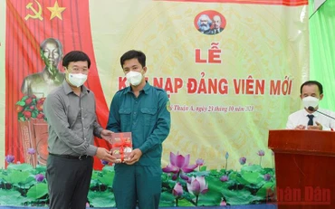 Bí thư Tỉnh ủy Đồng Tháp Lê Quốc Phong tặng quà chúc mừng đảng viên mới.