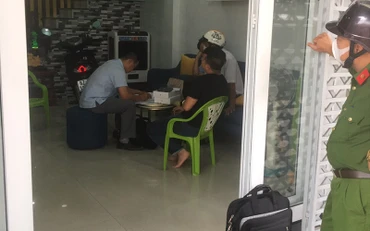 Công an TP Cần Thơ bắt Trương Châu Hữu Danh (áo đen, phía ngoài) tại nhà riêng ở tỉnh Long An tháng 12/2020. Ảnh: Thanh Phong