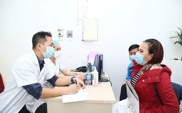 Thạc sĩ, bác sĩ Trần Đình Văn, Khoa Phẫu thuật Thần kinh 1 khám cho người bệnh.