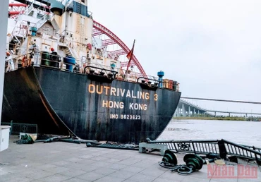 Đuôi tàu Outrivaling 3 va chạm đã khiến một đoạn dài lan can bờ kè công viên gầm cầu Hoàng Văn Thụ bị đổ vỡ.