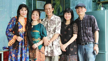 Nhà thơ Jang Geon-Seob (bên phải) và các văn nghệ sĩ Việt Nam tại Hà Nội. 