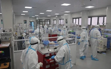 Các nhân viên y tế tại Bệnh viện Điều trị người bệnh Covid-19 căng mình điều trị bệnh nhân những ngày Tết cận kề. 