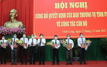 Bí thư Tỉnh uỷ Vĩnh Long Bùi Văn Nghiêm trao quyết định bổ nhiệm nhiều lãnh đạo chủ chốt sáng 13/12. (Ảnh: BÁ DŨNG)