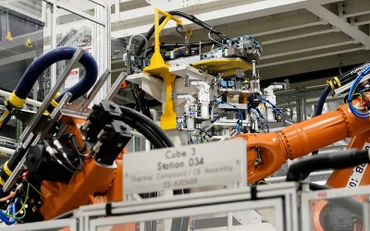 Dây chuyền sản xuất tại một nhà máy pin xe điện của Mercedes-Benz ở Woodstock, bang Alabama, Mỹ. (Ảnh: Reuters)