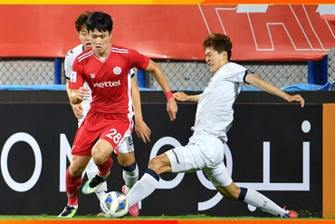 Hoàng Đức (số 28) trong pha tranh chấp bóng với các cầu thủ Hàn Quốc. (Ảnh: AFC)