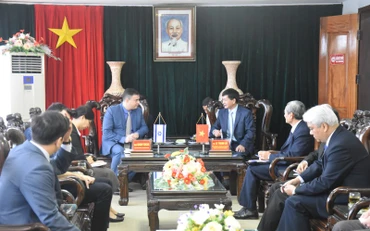 Đồng chí Lê Thành Đô và ngài Nadav Eshcar trao đổi thông tin trong buổi làm việc. 