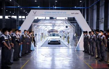 Những xe ô-tô điện VF e34 đầu tiên xuất xưởng tại Nhà máy VinFast (Hải Phòng).