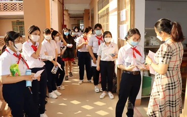 Giám thị đọc số báo danh cho thí sinh vào phòng thi.