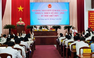 Kỳ họp thông qua nhiều nghị quyết quan trọng.