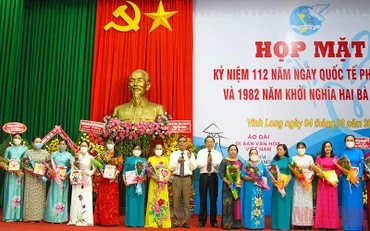Lãnh đạo tỉnh Vĩnh Long tuyên dương tặng quà cho nữ cán bộ tiêu biểu nhân buổi họp mặt ngày 4/3. 