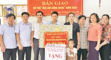 Liên đoàn Lao động huyện Mỹ Đức phối hợp với Liên đoàn Lao động thành phố Hà Nội trao tặng nhà “Mái ấm Công đoàn” năm 2020 cho gia đình đồng chí Nguyễn Văn Ban, giáo viên Trường tiểu học Hợp Thanh B. Ảnh: HÀ THU