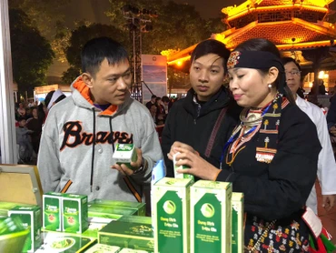 Du khách tham quan, tìm hiểu các sản vật của tỉnh Hòa Bình.