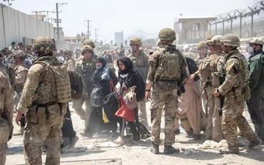 Binh sỹ Anh và Mỹ làm nhiệm vụ hỗ trợ sơ tán tại khu vực sân bay Kabul, Afghanistan. (Ảnh: AFP/TTXVN)