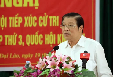 Đồng chí Phan Đình Trạc phát biểu ý kiến tại buổi tiếp xúc cử tri thành phố Bảo Lộc, Lâm Đồng.