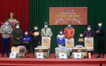 Trao quà cho 8 gia đình tại xã Ngọc Châu, huyện Tân Yên, tỉnh Bắc Giang.