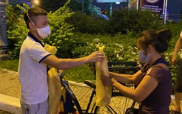 Anh Đặng Minh Trí trao quà từ thiện cho người khó khăn ở thành phố Hồ Chí Minh.