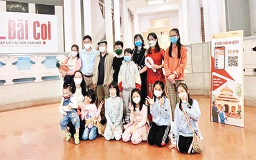 Khách tham quan chụp ảnh lưu niệm tại Bảo tàng Lịch sử quốc gia trong tua khám phá "Kiến trúc Pháp trong lòng Hà Nội".