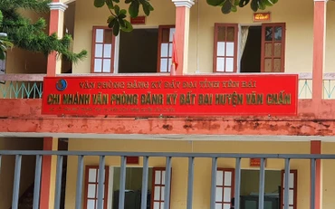Văn phòng Đăng ký đất đai huyện Văn Chấn, nơi Trần Đăng Khánh làm Giám đốc Chi nhánh.