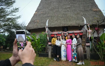 Du khách vui chơi, tham quan tại Làng. (Ảnh: THÀNH ĐẠT)