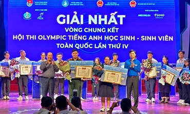 Đại diện Ban Tổ chức trao giải nhất tặng các thí sinh tại chung kết Hội thi. 