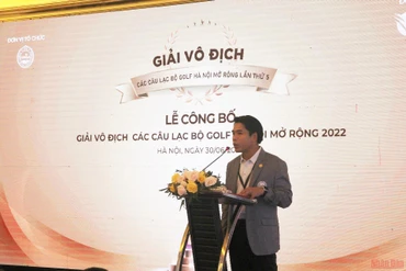 Chủ tịch Hội Golf thành phố Hà Nội Nguyễn Tô Ninh phát biểu mở đầu buổi họp báo. (Ảnh: HUY LINH)