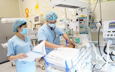 Bệnh nhi đã được hồi sinh sau 52 ngày được các bác sĩ tích cực điều trị.
