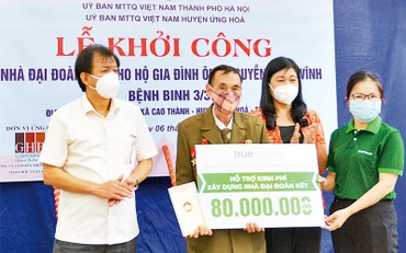 Lãnh đạo MTTQ Việt Nam thành phố Hà Nội và đại diện nhà tài trợ trao kinh phí hỗ trợ xây dựng nhà đại đoàn kết cho gia đình ông Nguyễn Ngọc Vĩnh ở thôn Tử Dương, xã Cao Thành (huyện Ứng Hòa). Ảnh: VƯƠNG VÂN