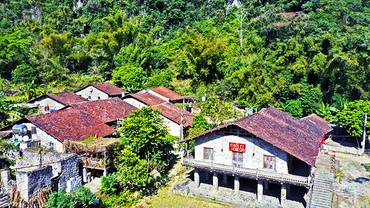 Làng đá nhìn từ trên cao.