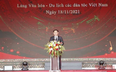 Chủ tịch Quốc hội Vương Đình Huệ phát biểu tại Lễ khai mạc Chương trình nghệ thuật "Bình minh Đất Việt". (Ảnh: KHIẾU MINH)