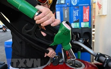 Bơm xăng cho phương tiện tại trạm xăng ở Montpellier, Pháp. (Ảnh: AFP/TTXVN)